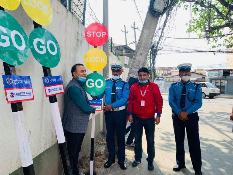 ‘रोक, हेर र जाऊलाई पालना गराउँदै ट्राफिक प्रहरी’
