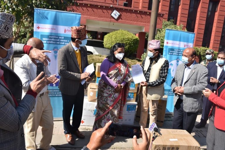 रेडक्रस र कोकाकोलाले दिए भेण्टिलेटर र स्वास्थ्य सामग्री – पोखरा, वीगरगञ्ज र चितवनलाई सहयोग