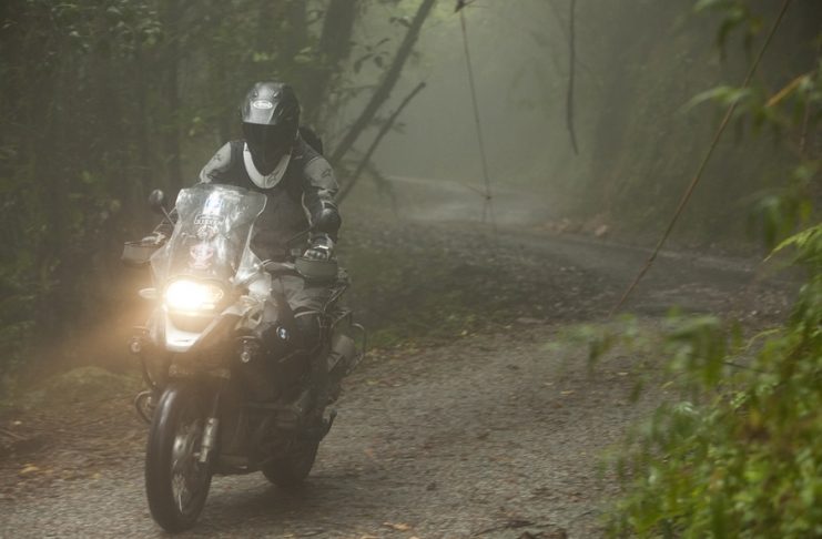 जाडो मौसममा मोटरसाइकल चलाउँदै हुनुहुन्छ ? यी कुरामा ध्यान दिनुस्