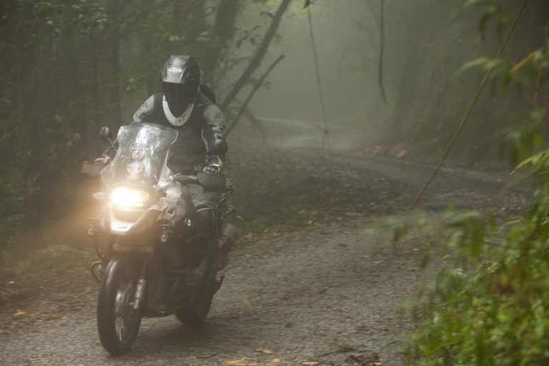 जाडो मौसममा मोटरसाइकल चलाउँदै हुनुहुन्छ ? यी कुरामा ध्यान दिनुस्