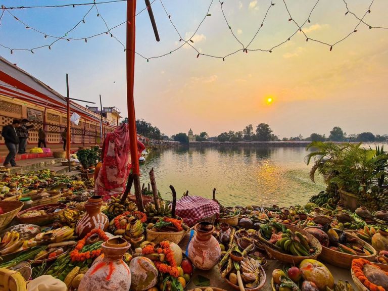 छठ पर्वको मुख्य दिन, अस्ताउँदो सूर्यलाई अर्घ्य दिइँदै
