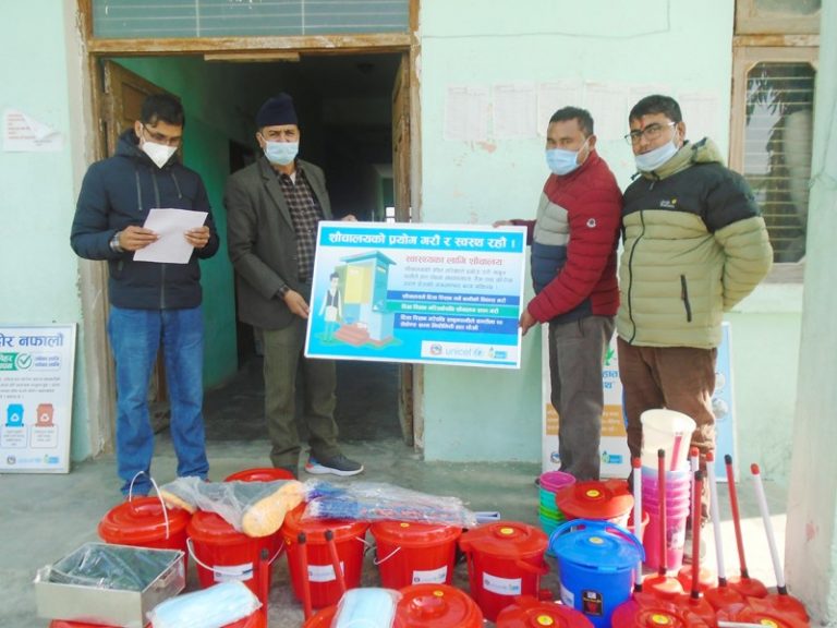 प्राथमिक स्वास्थ्य केन्द्र दोधारालाई निड्स नेपालद्धारा स्वास्थ्य सामाग्री हस्तान्तरण