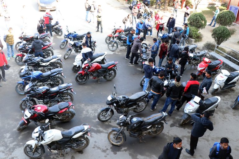 उपत्यकाबाटै हराउँछन् दैनिक चारवटा मोटरसाइकल, यसरी अपनाउनु होस् सावधानी