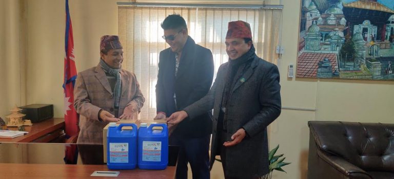 लोमस फर्मास्युटिकल्सद्धारा पशुपति क्षेत्र विकास कोषलाई स्वास्थ्य सामग्री प्रदान