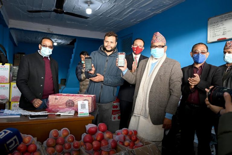 कुलेश्वरको फलफूल बजारमा नबिल बैंकको क्यूआर भुक्तानी सेवा शुरु