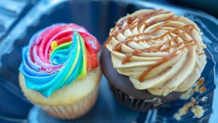 ‘अश्लील केक’ बनाएको भन्दै ४० हजार जरिवाना !
