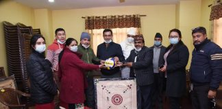 सामुदायिक विद्यालयलाई खेलकुदका सामाग्री वितरण