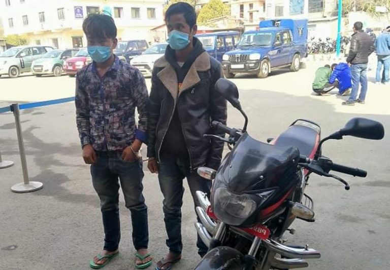 चोरीको मोटरसाइकलसहित २ जना पक्राउ
