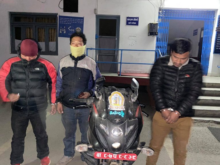 ट्राफिक प्रहरी महाशाखालाई अर्को सफलता: चोरीको मोटरसाईकल सहित तीन जना पक्राउ