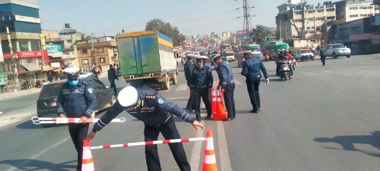 सडक दुर्घटना न्यूनीकरणको लागि ट्राफिक प्रहरीको टल्कने कोन