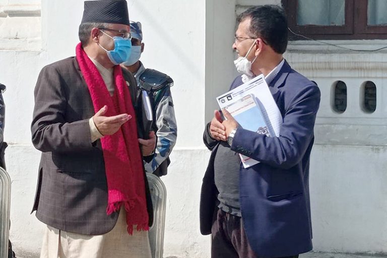 निर्वाचन आयोगमा पत्र बुझाएर फर्कियो प्रचण्ड-माधव समूह