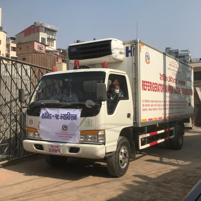 नेपालमा कोरोनाविरुद्धको पहिलो खोप कसलाई लगाइन्छ ?