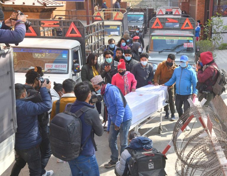मलेसियामा मृत्यु भएका १८ नेपालीको शव नेपाल ल्याइयो, विमानस्थल शोकमग्न