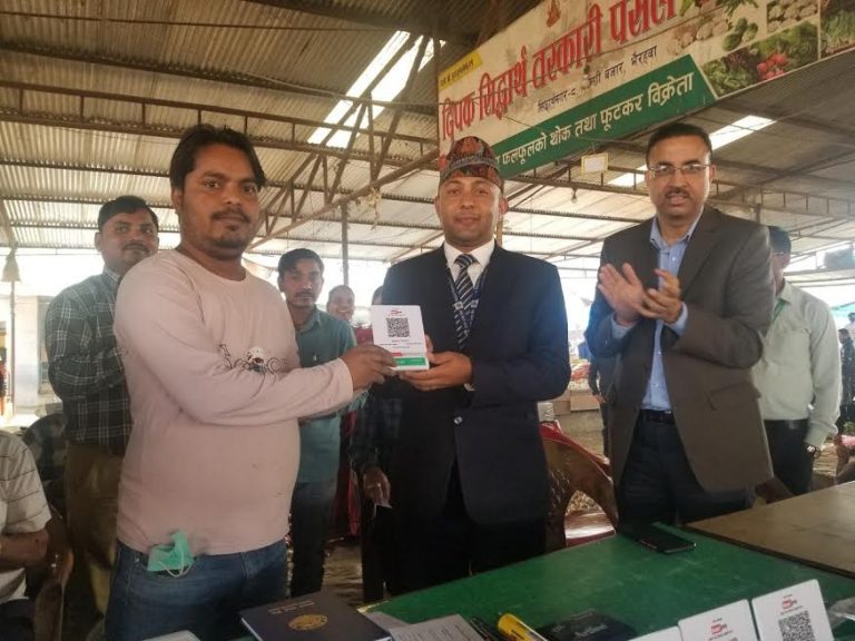 कान्छी बजारको तरकारी तथा फलफूल बजारमा नबिल बैंकको क्यूआर भुक्तानी सेवा