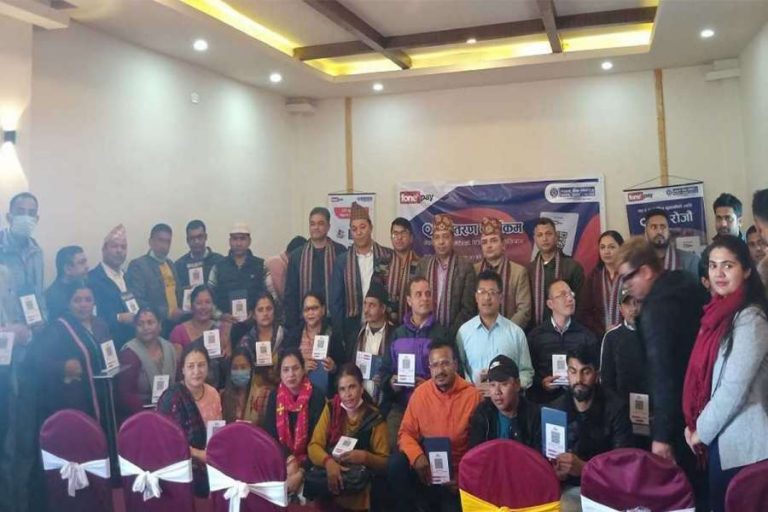 नेपाल बैकद्धारा एकैदिन ११८ जनालाई क्यू आर स्टेन्ड वितरण