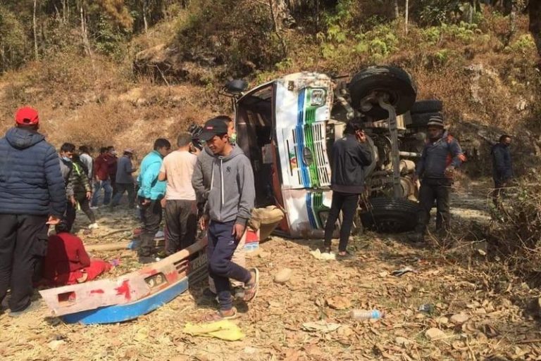 दोलखाबाट काठमाडौं आउँदै गरेको बस दुर्घटना