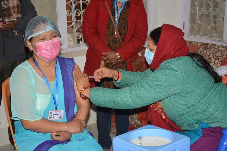 १ लाख ८४ हजारभन्दा बढीले लगाए कोरोनाविरुद्धको खोप, दोस्रो चरणको प्राथमिकतामा को-को  ?
