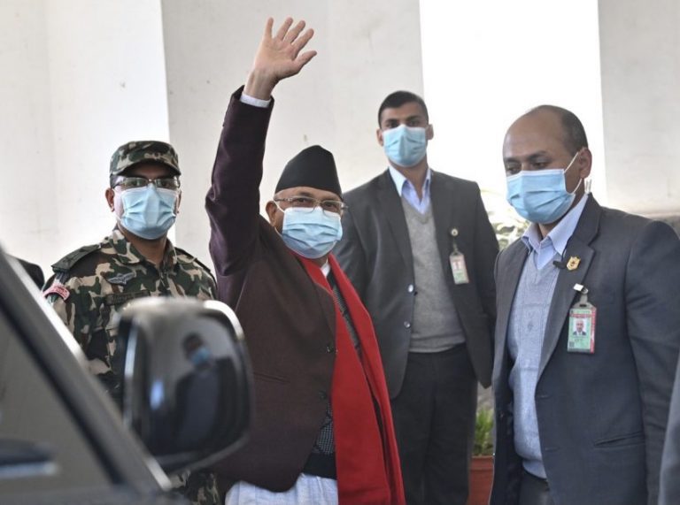 प्रधानमन्त्री  र आयोगका पदाधिकारीबीच छलफल, निर्वाचन तयारी नरोक्न आग्रह