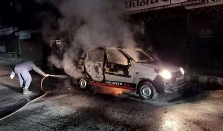 गोंगबुमा  रोकि राखेको ट्याक्सीमा आगजनी