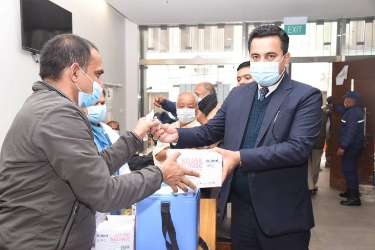 आजबाट ६५ बर्ष उमेर माथिका नागरिकलाई कोविड भ्याक्सिन, यी हुन् काठमाडौं महानगरभित्रका खोप केन्द्रहरु