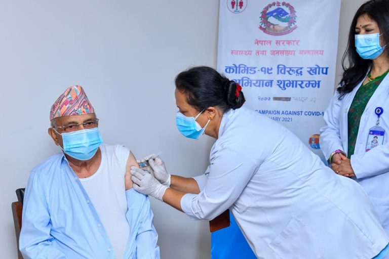 प्रधानमन्त्री ओलीले लगाए कोरोनाविरुद्धको खोप