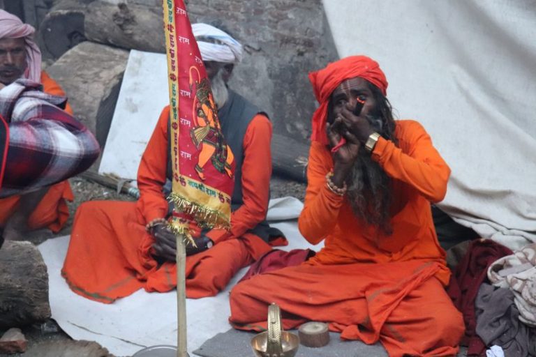 शिवरात्रीका लागि आएका साधुसन्तलाई बिदा गरिँदै