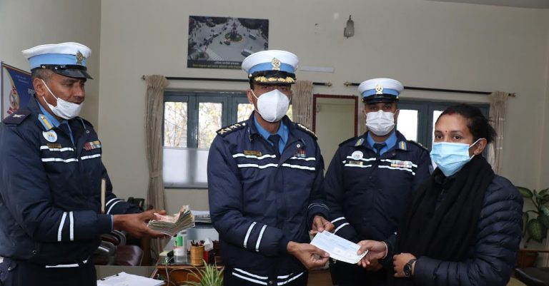 मृगौला पीडित प्रहरी जवानलाई ट्राफिक प्रहरीको सहयोग