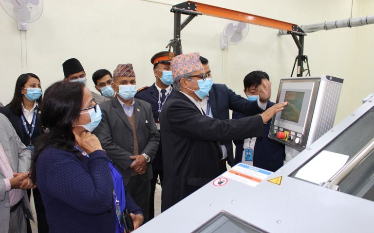 काम नलाग्ने नोटबाट बनाएको ब्रिकेटका टुक्रा बेच्दै राष्ट्र बैंक, बोलकबोल आह्वान