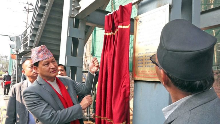 मर्मतसम्भार गर्नुपर्ने अवस्थामा पुगेको पुलको मेयर शाक्यले गरे उद्घाटन