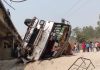 सर्लाहीको फूलजोर खोला पुलबाट बस खस्यो, चार जनाको मृत्यु