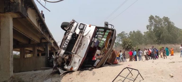 सर्लाहीको फूलजोर खोला पुलबाट बस खस्यो, चार जनाको मृत्यु