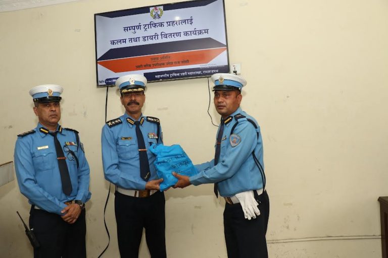 उपत्यकामा कार्यरत ट्राफिक प्रहरीले डायरी र कलम बोक्नुपर्ने