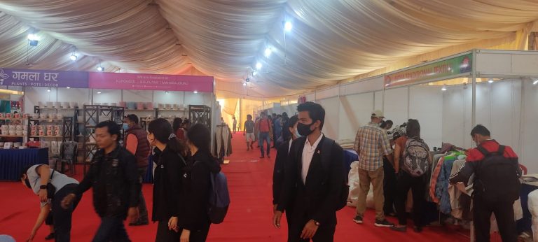 स्टक क्लियरेन्स मेला सुरु, एकै छानामुनी उपभोग्य सामग्री पाइने