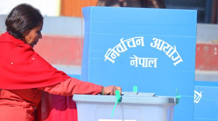 दाेलखामा राेकिएकाे मतदान अझै सुरु हुन सकेन, बुथ एजेन्ट प्रहरीको नियन्त्रणमा