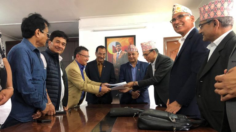 परिवार दल र राप्रपा नेपालसँग एमालेको चुनावी गठबन्धन, दुवैले सूर्य चिह्न लिएर प्रतिस्पर्धा गर्ने