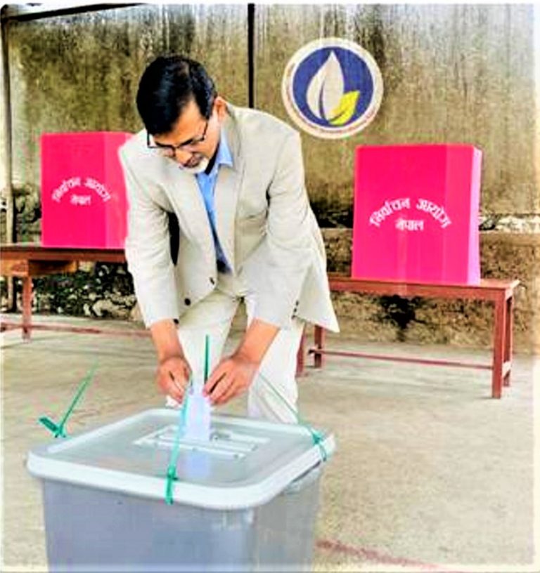 अर्थमन्त्री शर्माले मुसिकोटको यमुनानन्द नमूना माविबाट भोट हाले