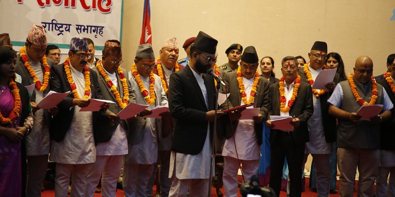 दौरा सुरुवालसहित नेपाल भाषामा शपथ लिएका बालेनले किन लगाएनन् माला ?