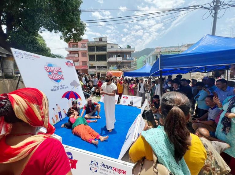 प्यूठानबाट नेपाल लाइफको सडक नाटक कार्यक्रम ‘अमूल्य जीवन’ सुरु