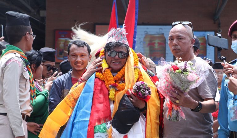 सगरमाथा आरोहण गरेर फर्किए गायक राजु लामा, बनाए नयाँ कीर्तिमान