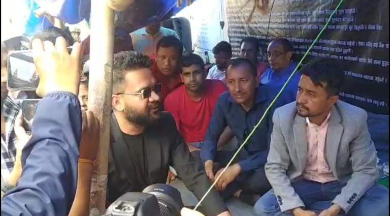 अनशनरत कोइराला भेट्न पुगेका बालेनले भने- ‘नीतिगत सुधारका लागि जायज माग छन्’