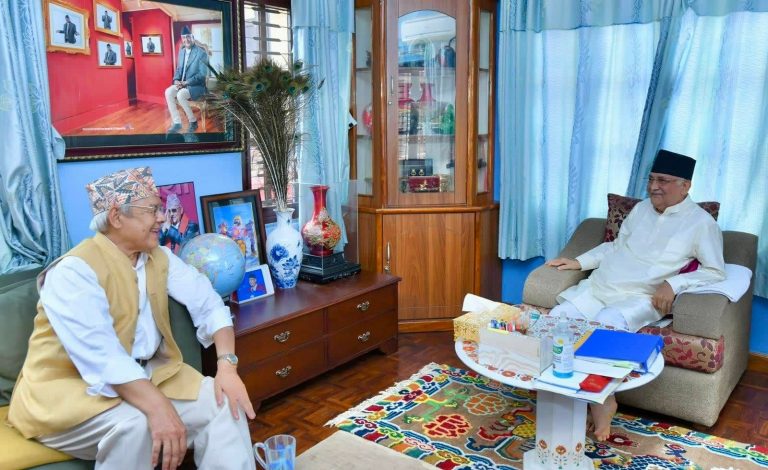 ओलीलाई वामदेवको प्रस्ताव-‘आफू-आफू चुनाव लड्ने हो भने कम्युनिष्टको हार निश्चित छ, वाम गठबन्धन गरौं ’