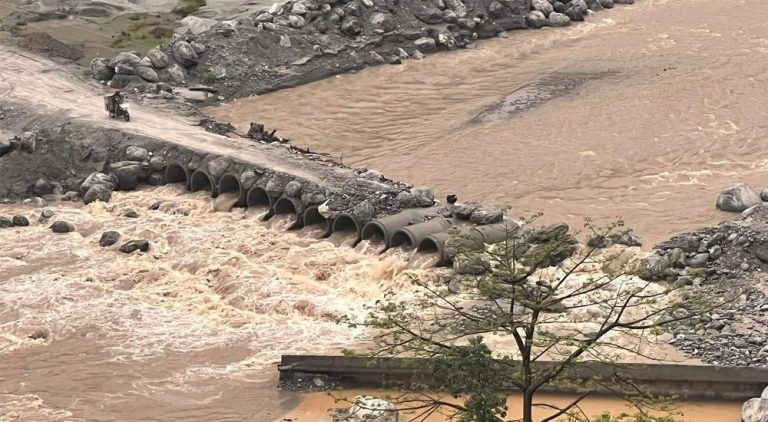 बाढीले मेलम्चीको फट्टे पुलमा क्षति, बाढीको त्रासले मध्यराति स्थानीयले घर छाडे