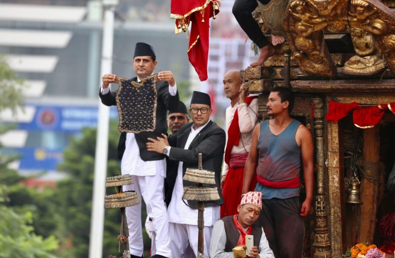 राष्ट्रपतिको उपस्थितिमा रातो मच्छिन्द्रनाथको भोटो देखाइयो, सकियो जात्रा