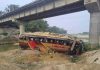 भैरहवा जाँदै गरेको बस रोहिणी पुलबाट खस्दा ९ जनाको मृत्यु