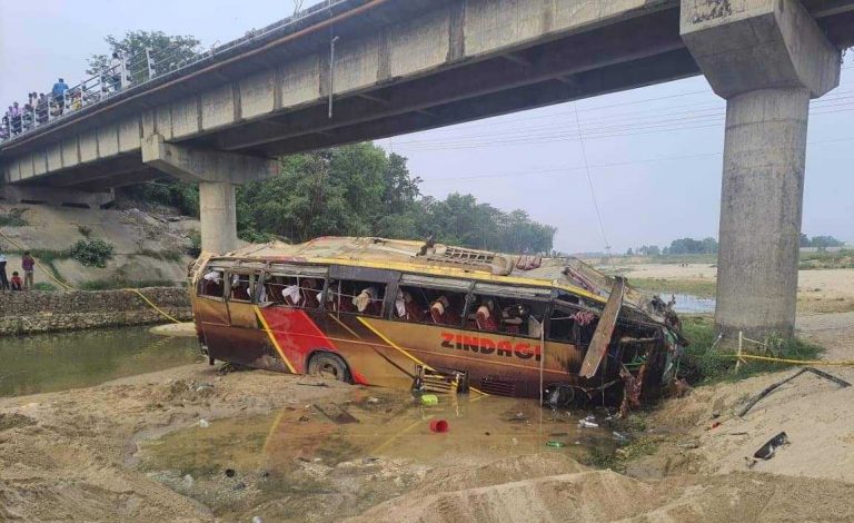 भैरहवा जाँदै गरेको बस रोहिणी पुलबाट खस्दा ९ जनाको मृत्यु