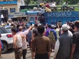 मल नपाएर हैरान परेका किसानले धादिङको धार्केमा अवैध रुपमा आएको मल लुटे