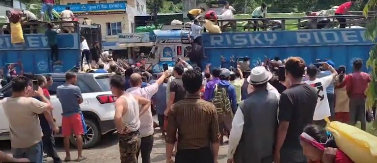 मल नपाएर हैरान परेका किसानले धादिङको धार्केमा अवैध रुपमा आएको मल लुटे
