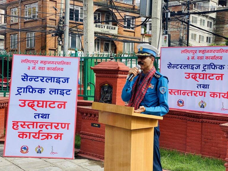 झम्सिखेलमा नयाँ जडान गरिएको ट्राफिक लाइट उद्घाटन