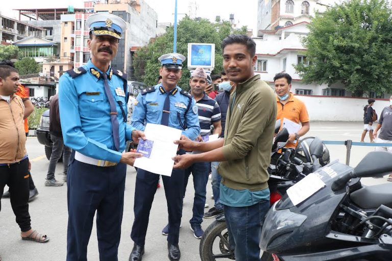 चोरीका १७ मोटरसाइकल र ३ वटा  स्कुटर सम्बन्धित धनीलाई हस्तान्तरण