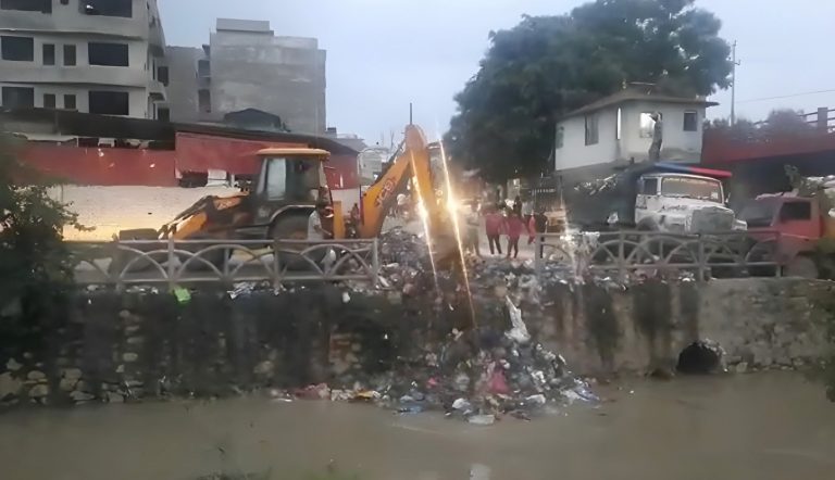 धोबीखोलामा फोहोर फाल्ने कम्पनीलाई काठमाडौं महानगरले तिरायो २५ हजार जरिवाना